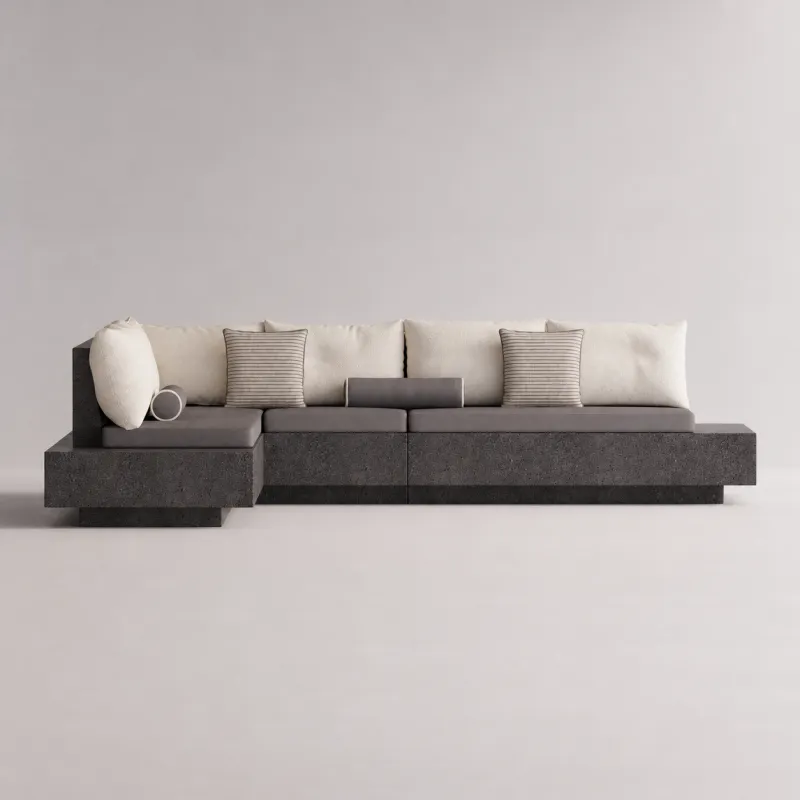Luxus L-förmiges Sofa aus Beton in Anthrazitgrau mit Kissen – Modernes Möbelstück Vorderansicht von Luxury Group International