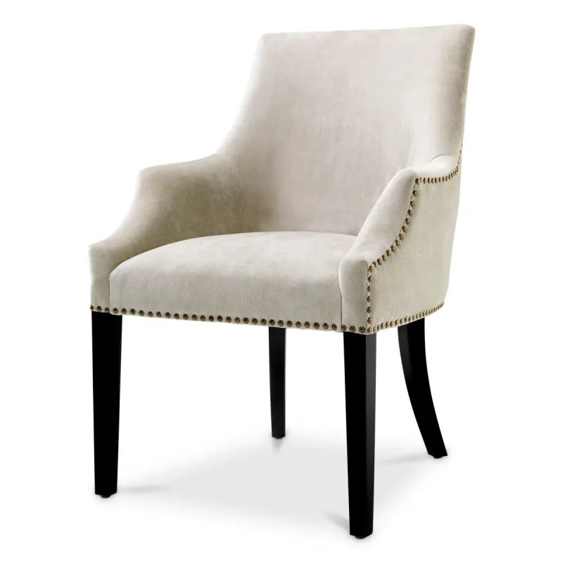 Fauteuil crème avec clous décoratifs, dossier rembourré et pieds noirs - Mobilier de luxe pour hôtels Vue de face par Luxury Group International