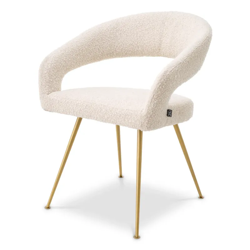 Fauteuil design de couleur crème, avec revêtement en bouclé haut de gamme et détails dorés sur la structure - Mobilier d'hôtel haut de gamme Vue de face par Luxury Group International