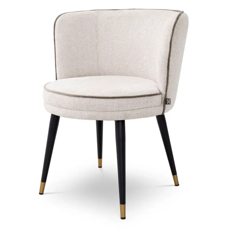 Chaise de salle à manger design de couleur crème, avec un rembourrage moelleux et d'élégantes finitions dorées - Mobilier d'hôtel de luxe Vue de face par Luxury Group International
