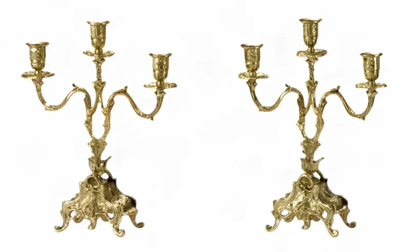 Coppia di Lusso di Candelabri Barocchi in Bronzo a Tre Luci con Base Fogliata Ornate - Portacandele di Luxury Group International