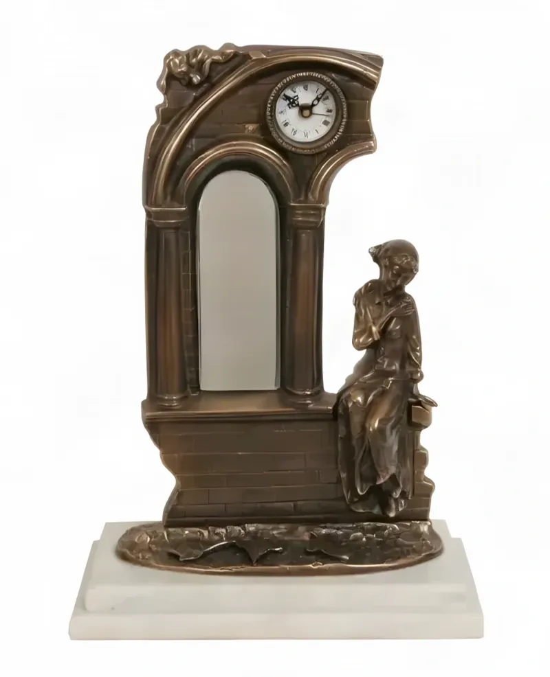 Luxus-Bronze-Tischuhr mit barockem Torbogen und sitzender Dame auf Marmorsockel Vorderansicht von Luxury Group International