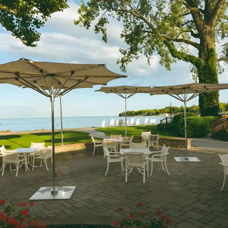 Parasol en aluminium de luxe pour un style de vie extérieur moderne et les espaces au bord de la piscine Vue de face par Luxury Group International