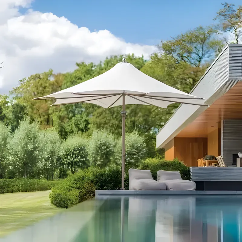 Parasol Classique de Luxe avec Mât en Bois pour Piscine Vue lifestyle par Luxury Group International
