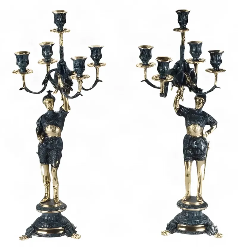 Luxuriöses Barock-Kerzenhalter-Duo mit fünf Armen und skulptiertem stehenden Krieger als Basis - Kerzenhalter von Luxury Group International