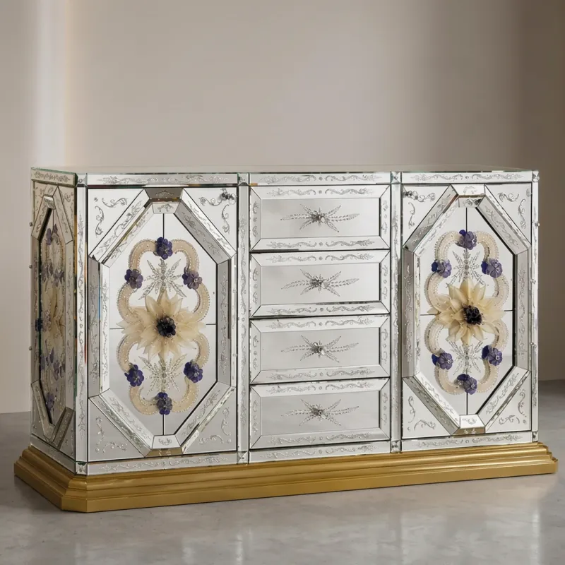 Florales Barock Luxus Sideboard mit Spiegelpaneeltüren und antiker Goldbasis Vorderansicht von Luxury Group International