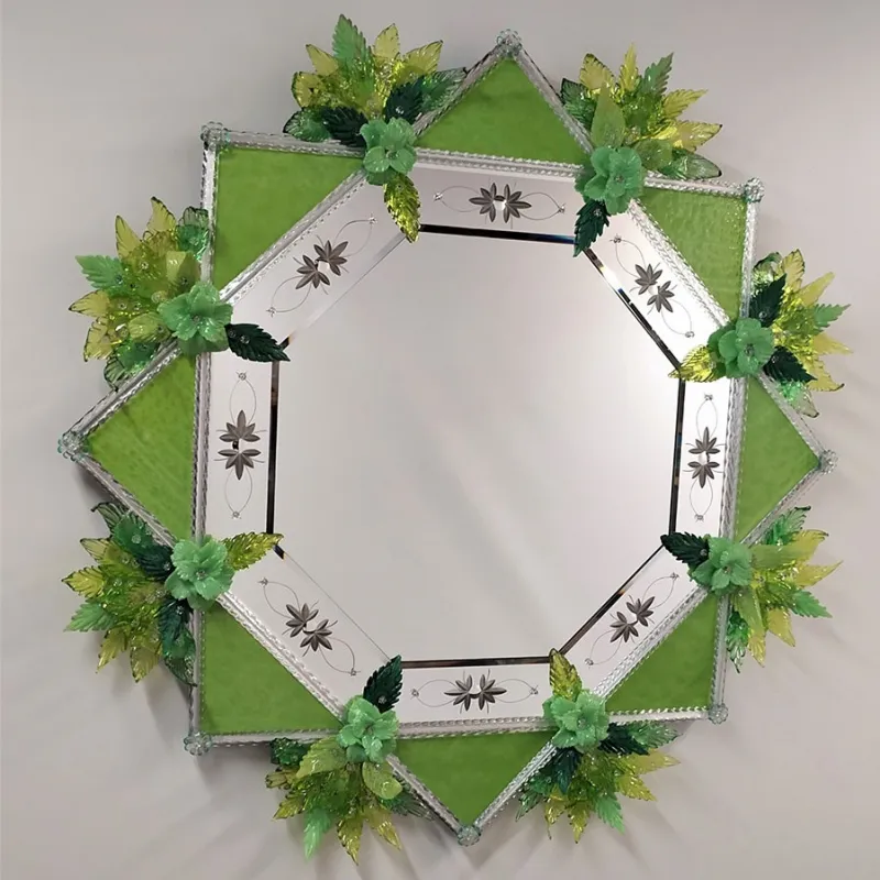 Grüner Floraler Glas-Luxus-Wandspiegel mit zeitgenössischem achteckigem Rahmen Vorderansicht von Luxury Group International
