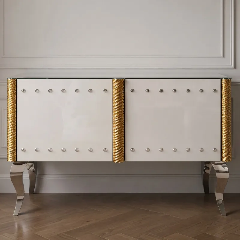 Elfenbeinfarbenes Barock Luxus Sideboard mit silbernen Nietenpaneelen und goldgedrehten Säulen Vorderansicht von Luxury Group International