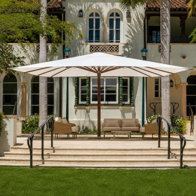 Grand Parasol Rectangulaire de Luxe en Bois Blanc pour Terrasse et Ombre au Bord de la Piscine Vue de face par Luxury Group International