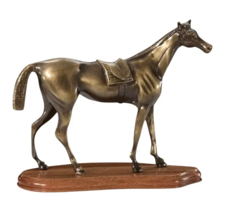 Sculpture de Cheval Sellé en Bronze Antique de Luxe sur Socle en Bois Poli - Figure en Bronze de Luxe Vue de face par Luxury Group International