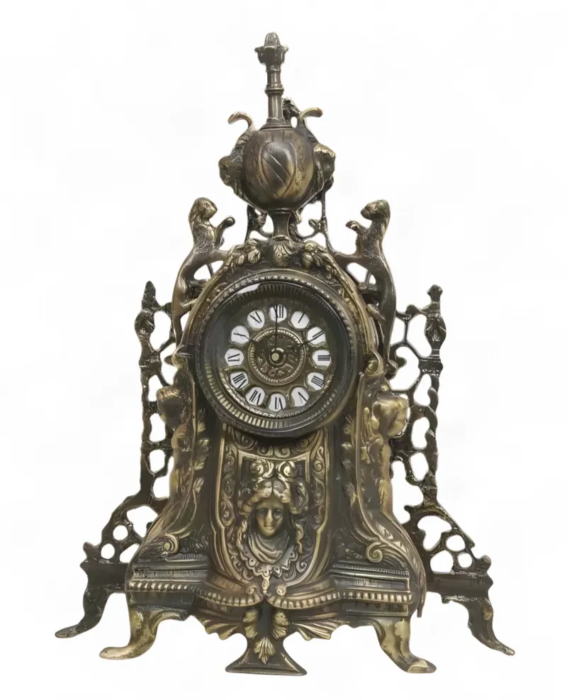 Reloj de Mesa de Bronce Antiguo de Lujo con Cresta Barroca y Marco Ornamental Escultórico Vista frontal por Luxury Group International