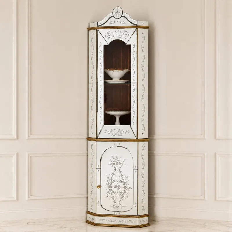 Luxuriöser Barocker Eck-Vitrinenschrank mit floral graviertem Unterem Aufbewahrungsschrank Vorderansicht von Luxury Group International
