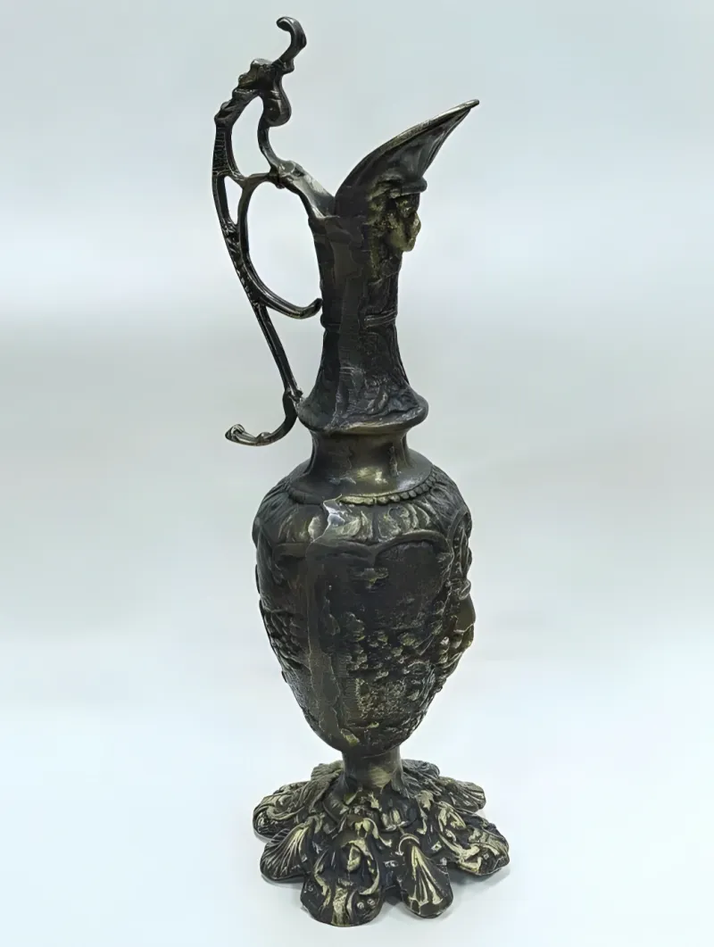 Luxuriöse Barock-Krugvase mit verlängertem Ausguss und kunstvollem Sockel - Luxusvasen von Luxury Group International