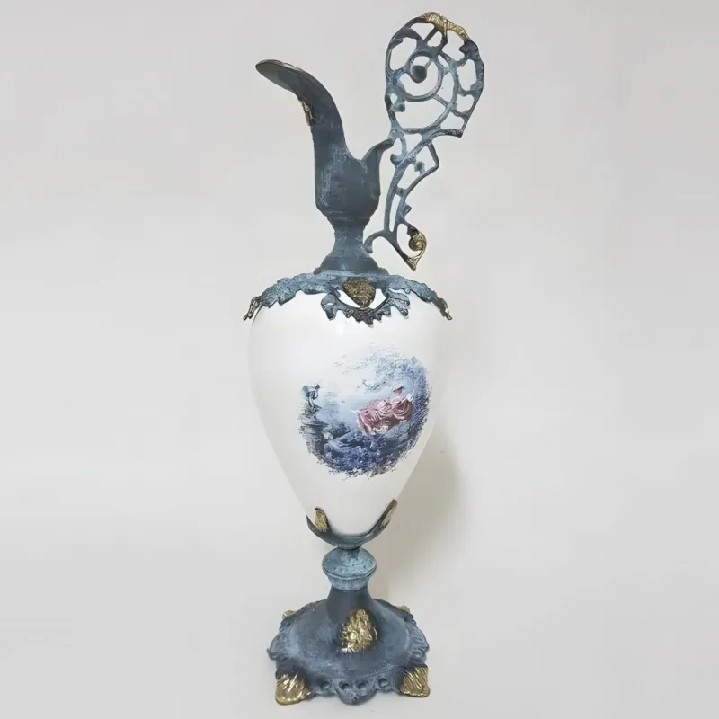 Luxus Barock-Krugvase mit handbemaltem Porzellankörper und kunstvollem Bronzegriff – Luxusvasen von Luxury Group International