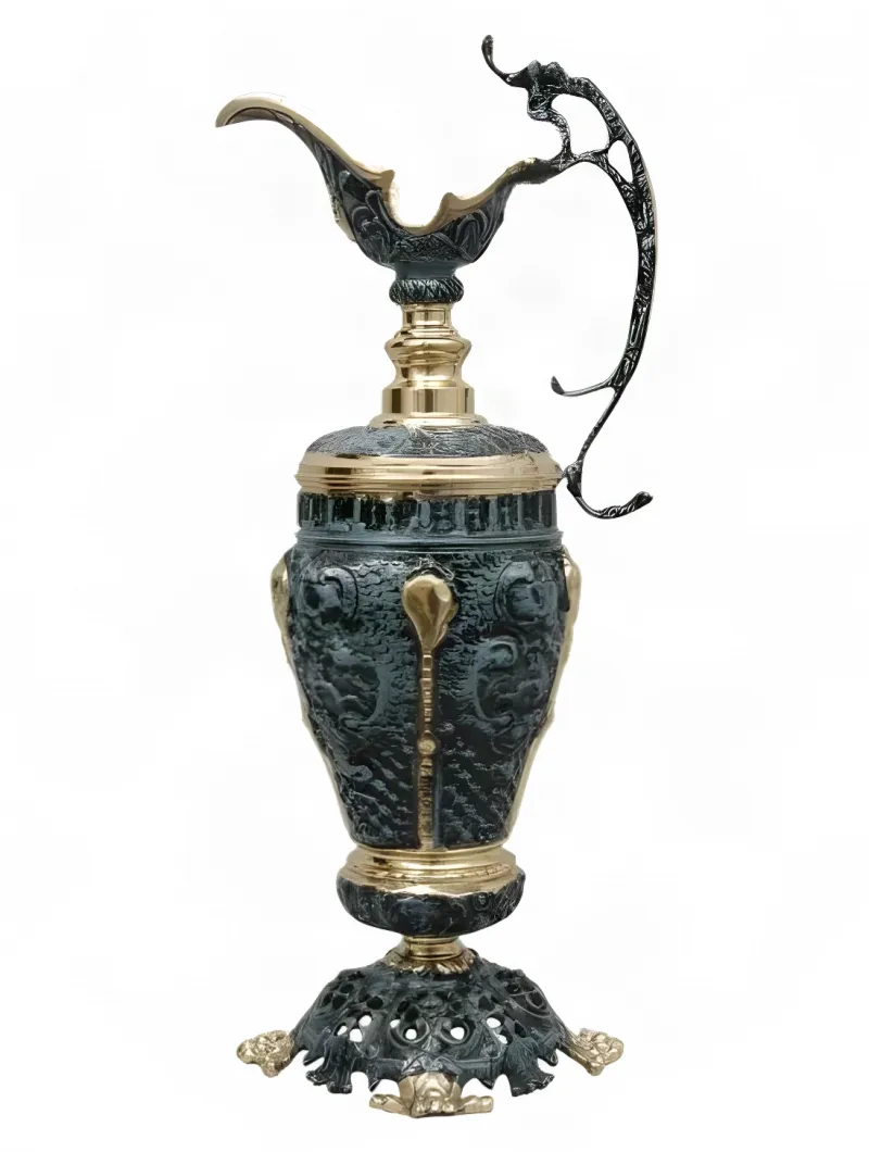Luxus Barock-Krugvase mit kunstvollem Bronze-Relief und dekorativem Sockel – Luxusvasen von Luxury Group International