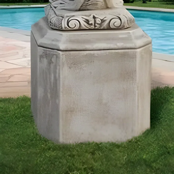 Luxus Barock Gartenpodest mit facettierter Basis und ornamentaler Rankenverzierung Vorderansicht von Luxury Group International