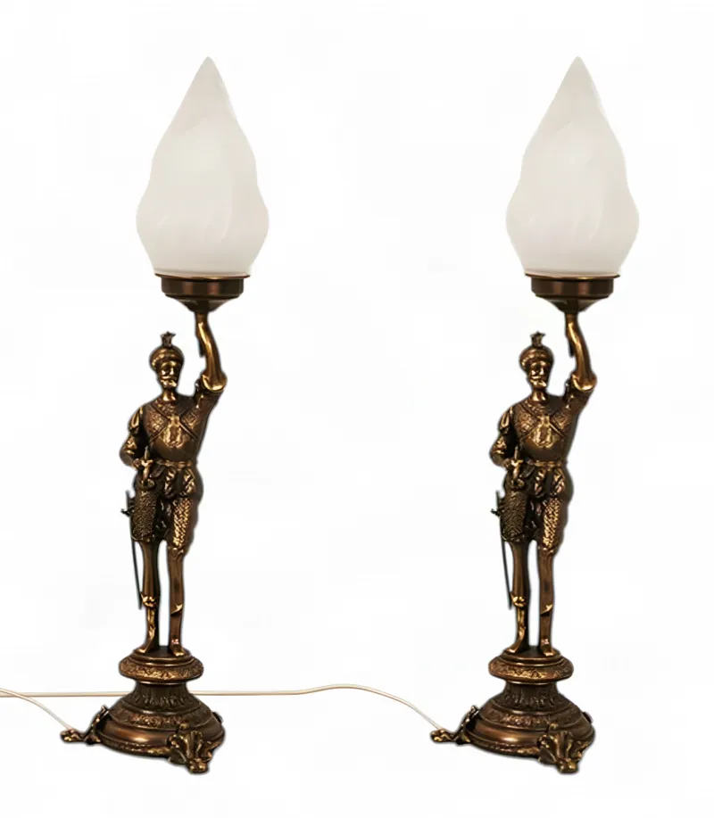 Luxus Barock Stehender Krieger Kerzenhalter Paar mit Flammenförmigen Glasschirmen - Kerzenhalter von Luxury Group International