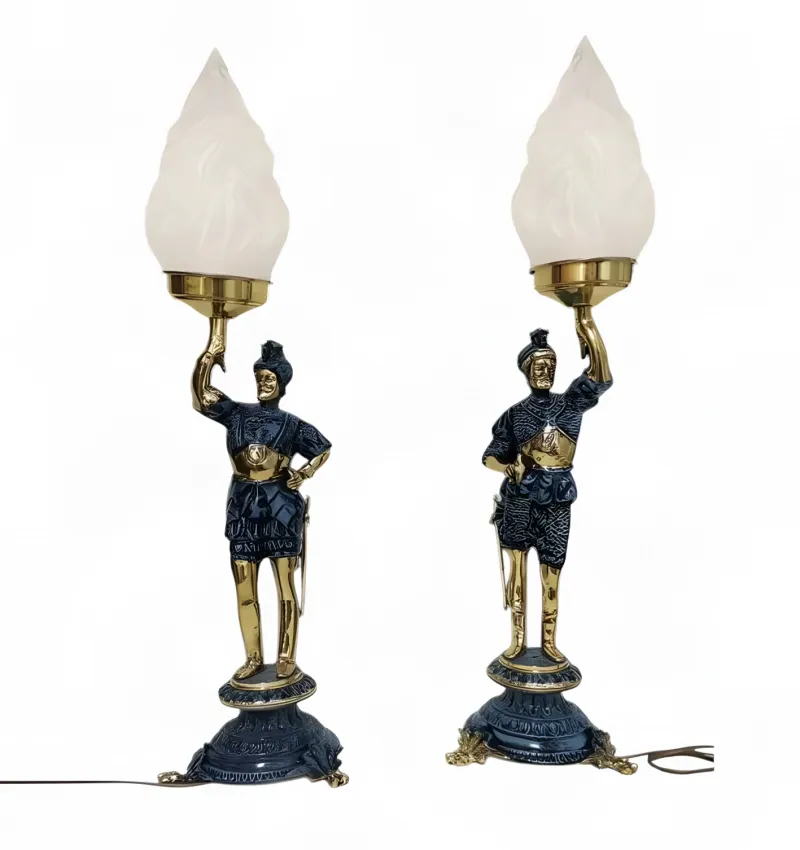 Luxus Barock Stehender Krieger Kerzenhalter Paar mit Flammenförmigen Glasschirmen - Kerzenhalter von Luxury Group International