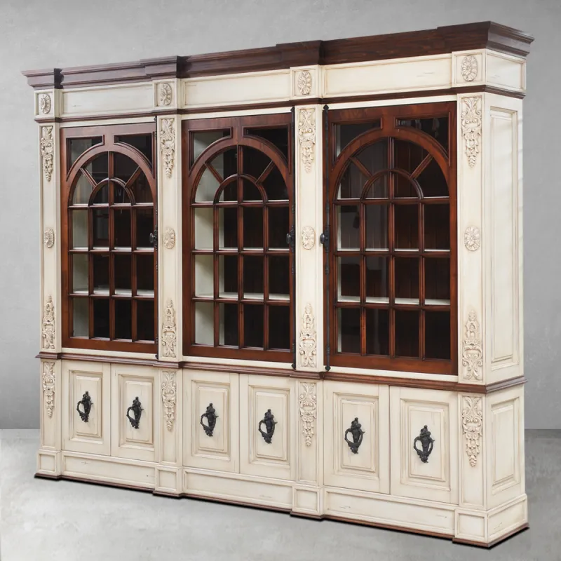 Vitrine de Luxe Baroque à Triple Arche en Verre avec Rangement Inférieur Sculpté Vue de face par Luxury Group International