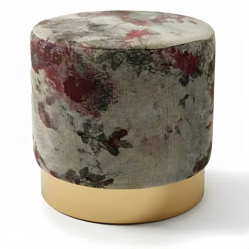 Pouf Imbottito di Lusso Beige e Borgogna con Motivo Floreale e Base Dorata - Sgabello di Lusso Vista frontale di Luxury Group International