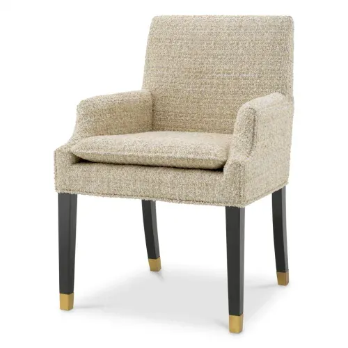 Chaise de salle à manger sophistiquée avec pieds en finition noire et laiton de luxe Vue de face par Luxury Group International