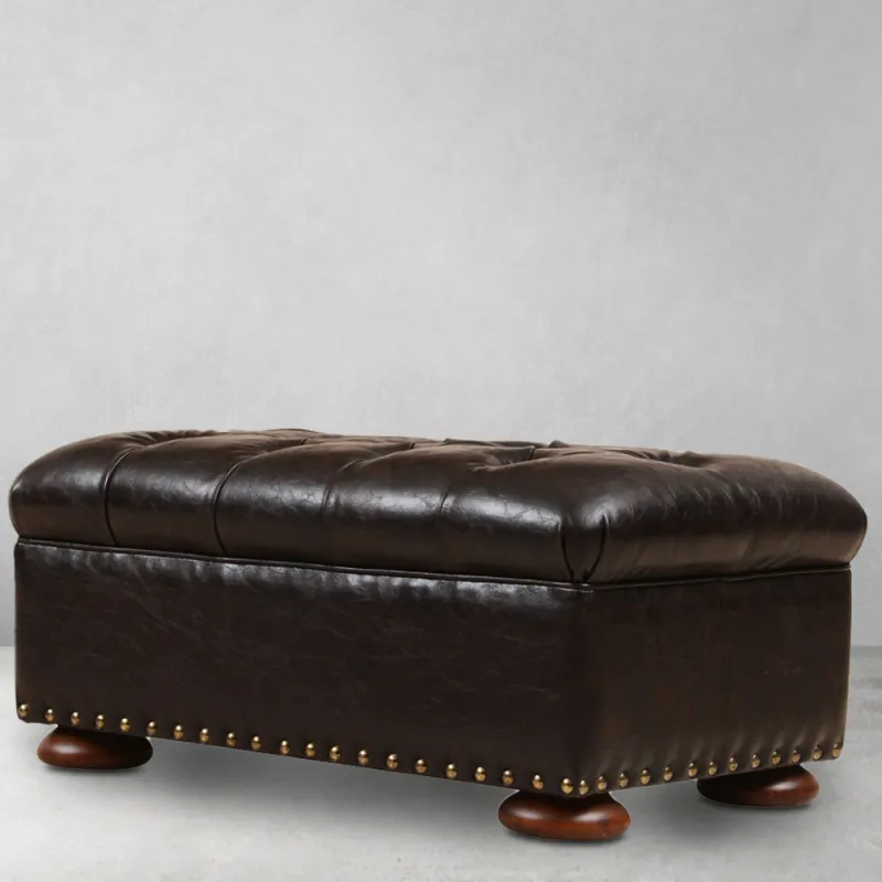 Luxus Barocker Hocker aus schwarzem Leder mit gesteppter Polsterung & genietetem Holzsockel – Luxus Hocker Vorderansicht von Luxury Group International
