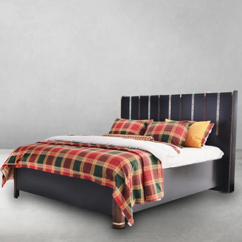 Luxus Schwarzes Metallbett mit Messingbeschichtung und markantem Kopfteil – Luxusbett Vorderansicht von Luxury Group International
