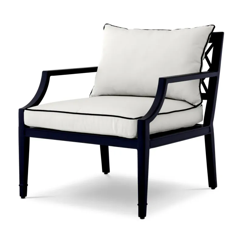 Luxuriöser schwarzer Outdoor-Sessel mit weißen Kissen – 68,5 cm – Luxus-Hotelmöbel Vorderansicht von Luxury Group International