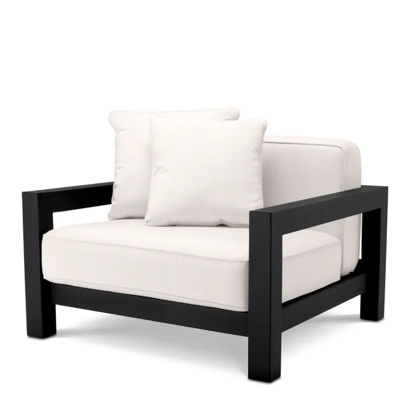 Luxuriöser schwarzer Lounge-Sessel für den Außenbereich mit weißen Kissen – 101 cm – Luxus-Hotelmöbel Vorderansicht von Luxury Group International