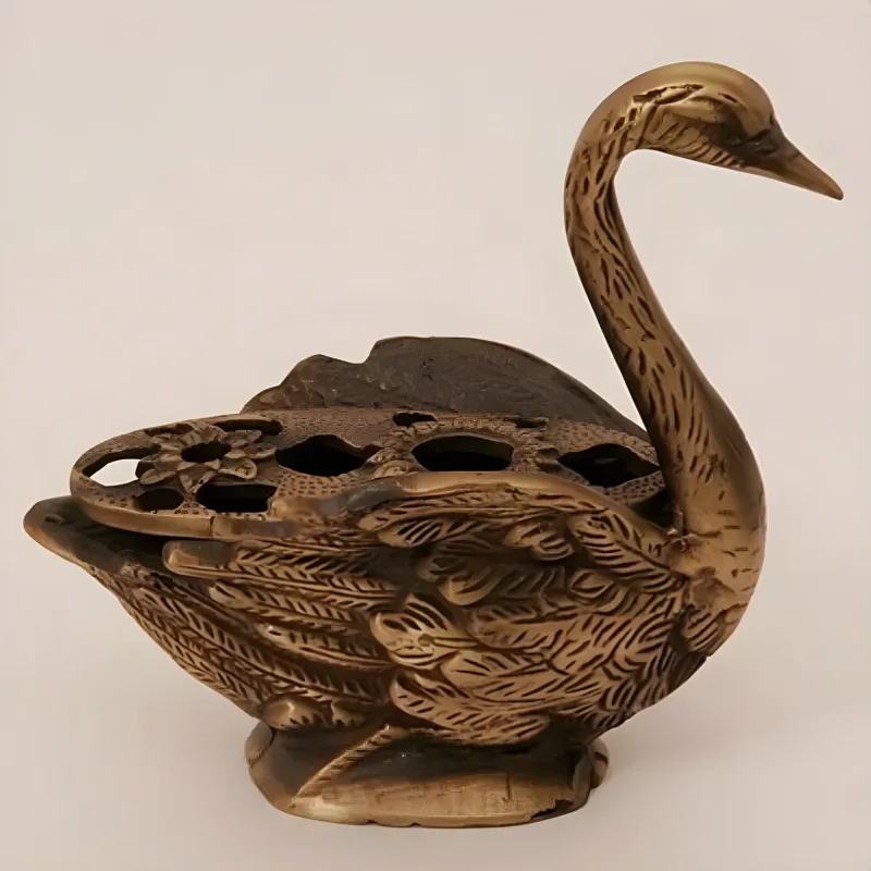 Luxus Bronze Enten-Blumenvase mit Skulpturiertem Gefieder & Durchbrochenem Blumenhalter – Luxus Vasen von Luxury Group International