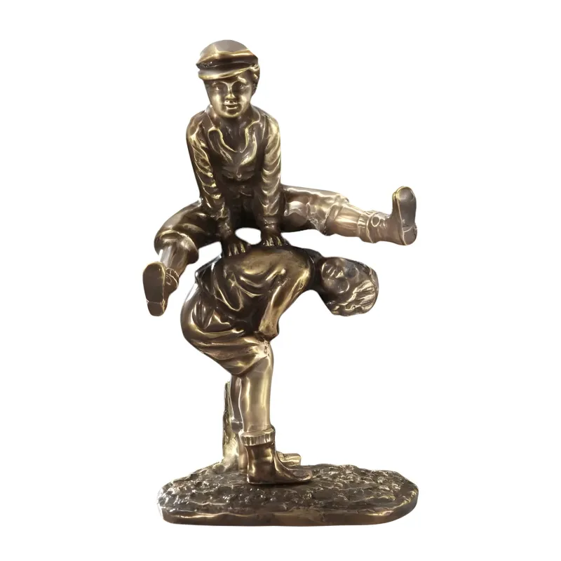 Luxus-Bronzeskulptur von Jungen beim Fangen Spielen mit antiker Patina Vorderansicht von Luxury Group International