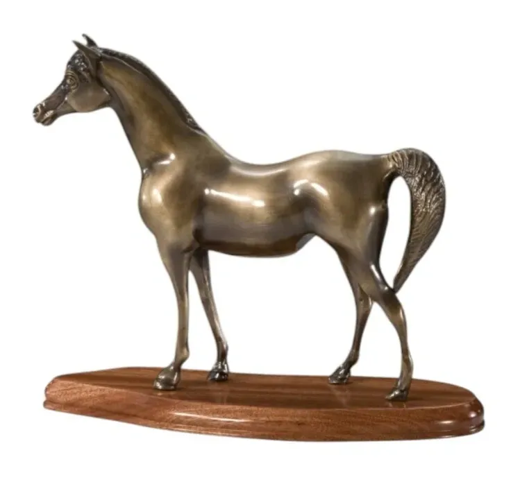 Sculpture Équestre en Bronze de Luxe sur Socle en Bois Poli - Figurine en Bronze de Luxe Vue de face par Luxury Group International