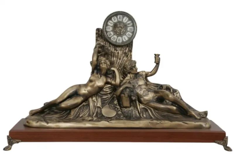 Luxus-Bronze-Tischuhr mit Adam- und Eva-Barockskulptur auf Holzsockel Vorderansicht von Luxury Group International