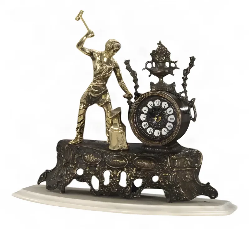 Reloj de Mesa de Bronce de Lujo con Figura Clásica de Herrero y Base de Mármol Barroca Ornamental por Luxury Group International