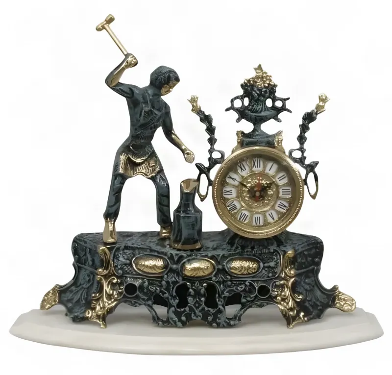 Reloj de Mesa de Bronce de Lujo con Figura Clásica de Herrero y Base de Mármol Barroca Ornamental por Luxury Group International
