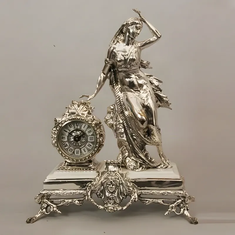 Luxus Bronze Tischuhr mit klassischer Damenfigur und kunstvollem Barocksockel Luxus Bronze Tischuhr mit klassischer Damenfigur und kunstvollem Barocksockel von Luxury Group International