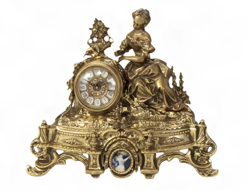 Horloge de Table en Bronze de Luxe avec Sculpture de Dame Classique et Base Décorative Baroque Ornée par Luxury Group International