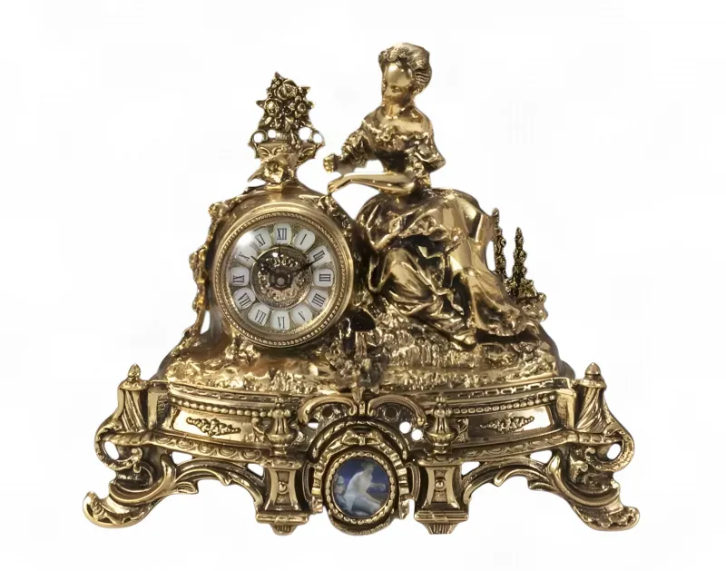 Horloge de Table en Bronze de Luxe avec Sculpture de Dame Classique et Base Décorative Baroque Ornée par Luxury Group International