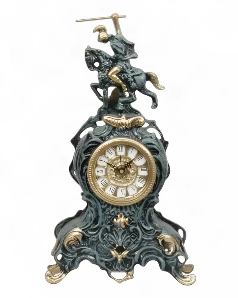 Orologio da Tavolo di Lusso in Bronzo con Stemmi Equestri e Finitura Dipinta a Mano Vista frontale di Luxury Group International
