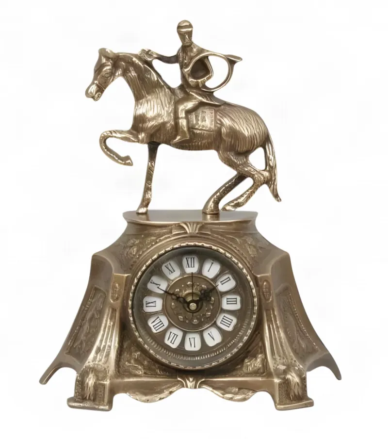 Reloj de Mesa de Bronce de Lujo con Escudo Ecuestre de Jockey y Marco Escultural Barroco por Luxury Group International