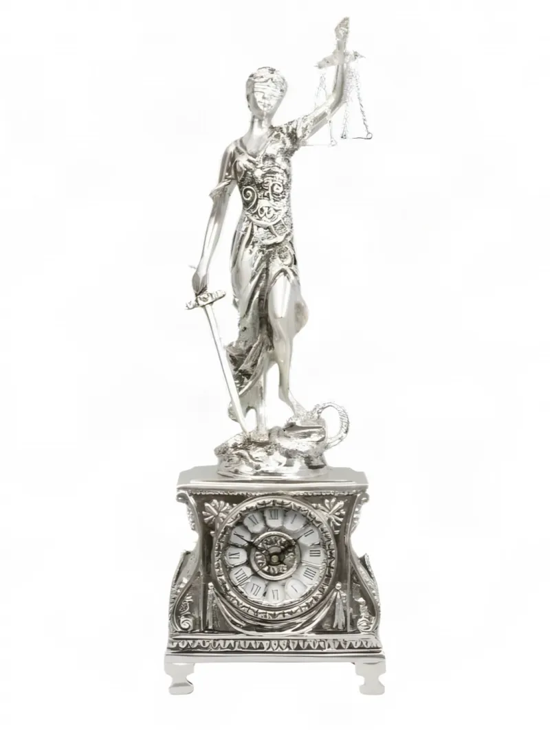 Reloj de Mesa de Bronce de Lujo con Escultura de la Dama de la Justicia y Caja Barroca Ornamental por Luxury Group International