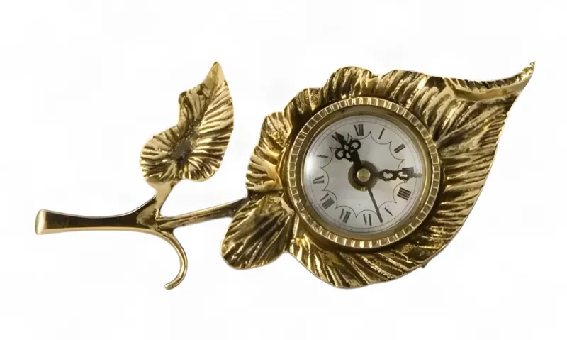 Luxus-Bronze-Tischuhr mit skulptiertem Blattrahmen & elegantem römischem Zifferblatt – Luxus-Tischuhr Luxus-Bronze-Tischuhr mit skulptiertem Blattrahmen & elegantem römischem Zifferblatt – Luxus-Tischuhr von Luxury Group International