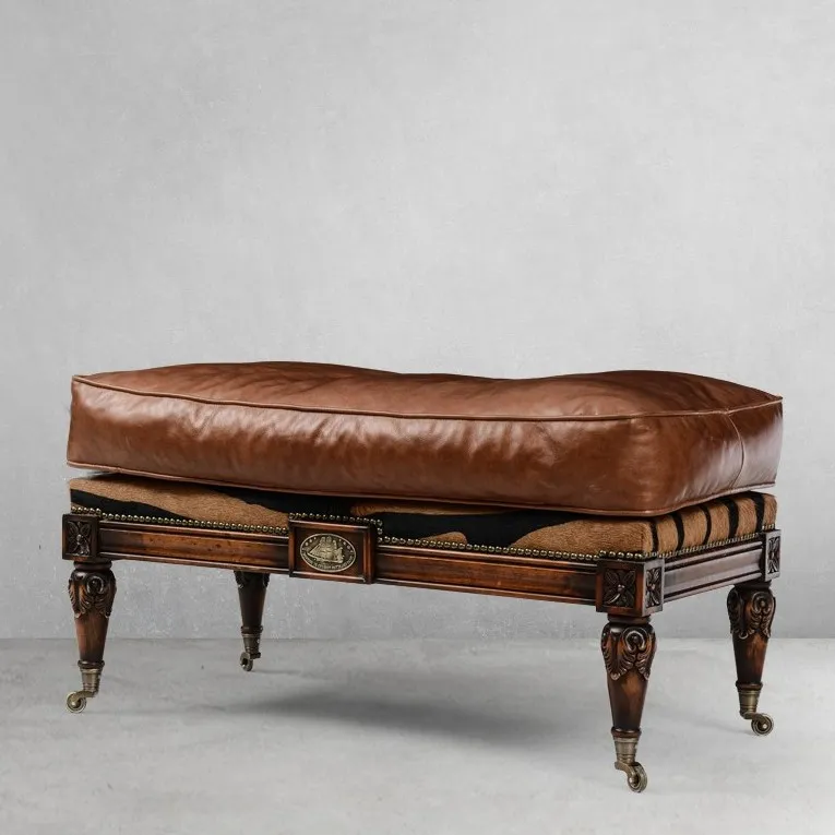 Luxus Barocker Hocker aus braunem Leder mit geschnitztem Holzrahmen & Messing-Rollen - Luxus Hocker Vorderansicht von Luxury Group International