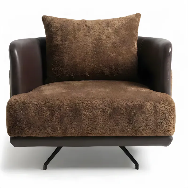 Poltrona di Lusso Marrone in Shearling e Pelle con Base in Metallo Nero - Poltrona di Lusso Vista frontale di Luxury Group International
