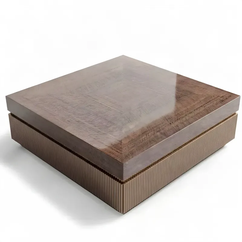 Table Basse Carrée Marron de Luxe avec Finition Bois Texturée - Table Basse de Luxe Vue de face par Luxury Group International