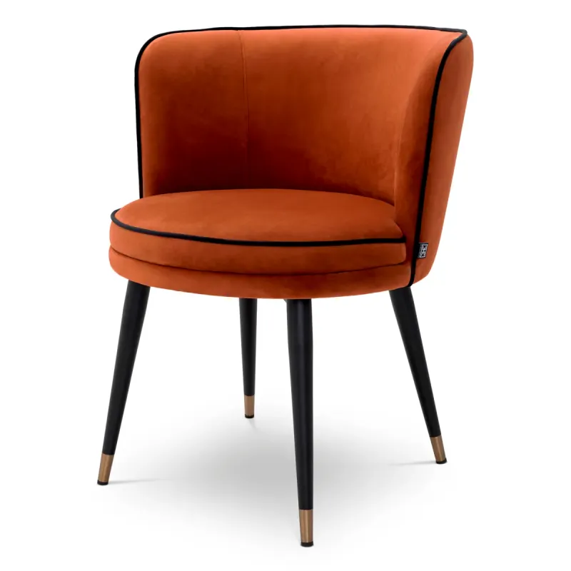 Sedia da Pranzo di Lusso in Velluto Arancione Bruciato con Gambe in Metallo Nero - Mobili di Lusso per Hotel Vista frontale di Luxury Group International