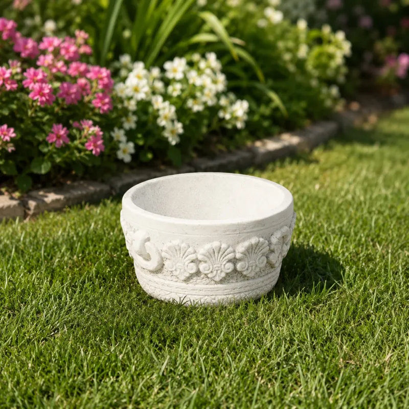 Luxuriöser kompakter runder Gartenpflanzer mit skulptiertem botanischem Stängelmotiv – Luxus Pflanzgefäße Luxuriöser kompakter runder Gartenpflanzer mit skulptiertem botanischem Stängelmotiv – Luxus Pflanzgefäße Vorderansicht von Luxury Group International