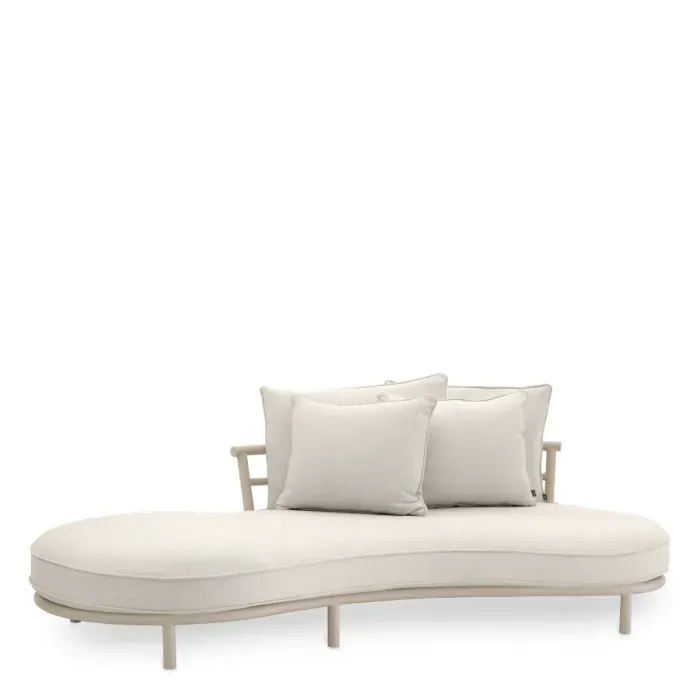 Luxuriöses cremefarbenes Daybed-Sofa mit geschwungener Form und gepolstertem Rückenlehne – Luxus-Hotelmöbel Vorderansicht von Luxury Group International