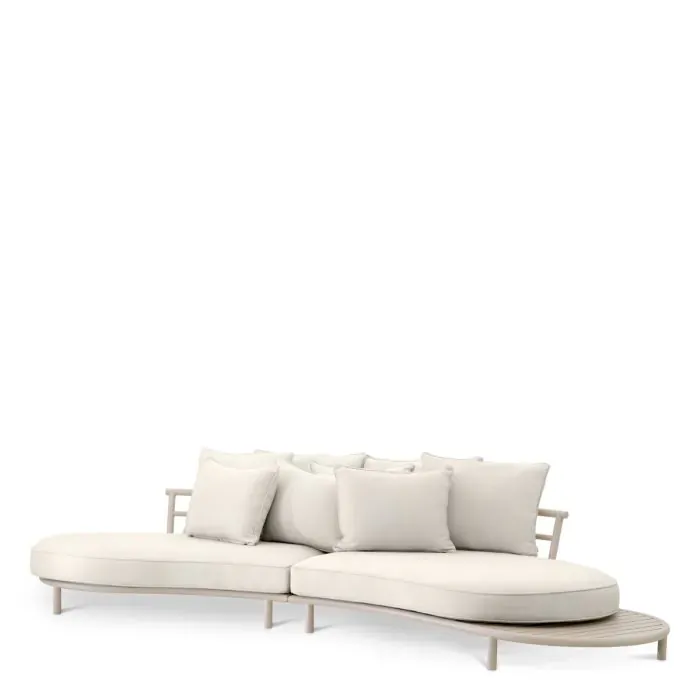 Luxus Cremefarbenes Geschwungenes Outdoor-Sofa mit Verlängerter Lounge-Plattform – Luxus Hotelmöbel Vorderansicht von Luxury Group International
