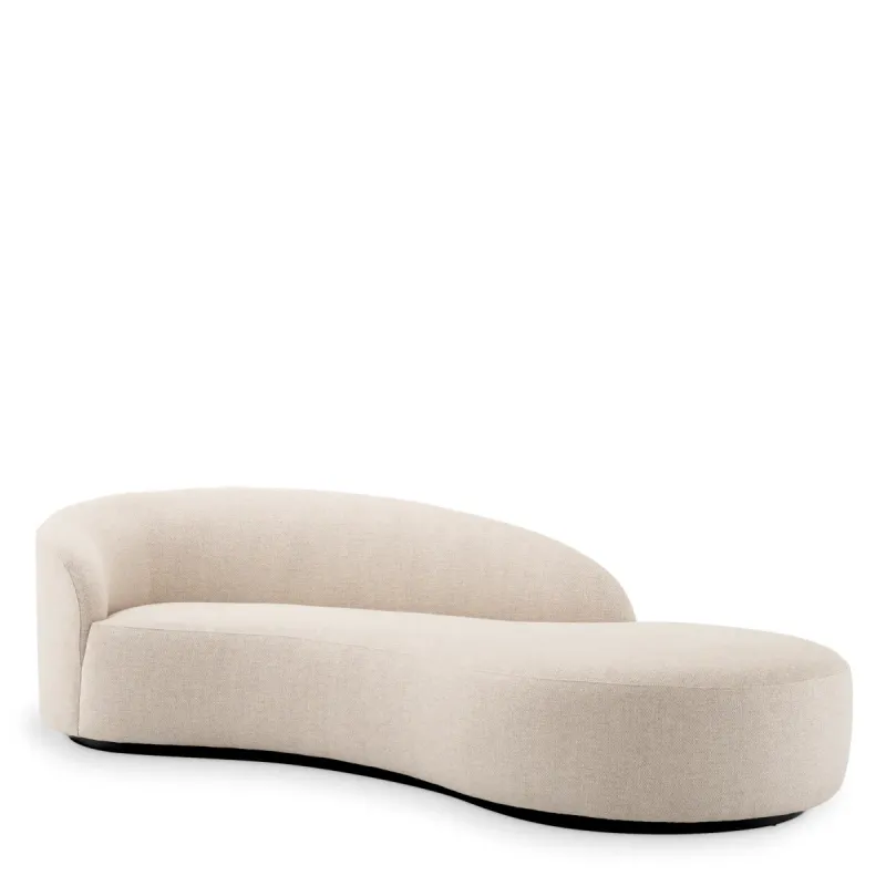 Canapé rembourré incurvé crème de luxe avec design sculptural en chaise longue - Canapé de luxe Vue de face par Luxury Group International